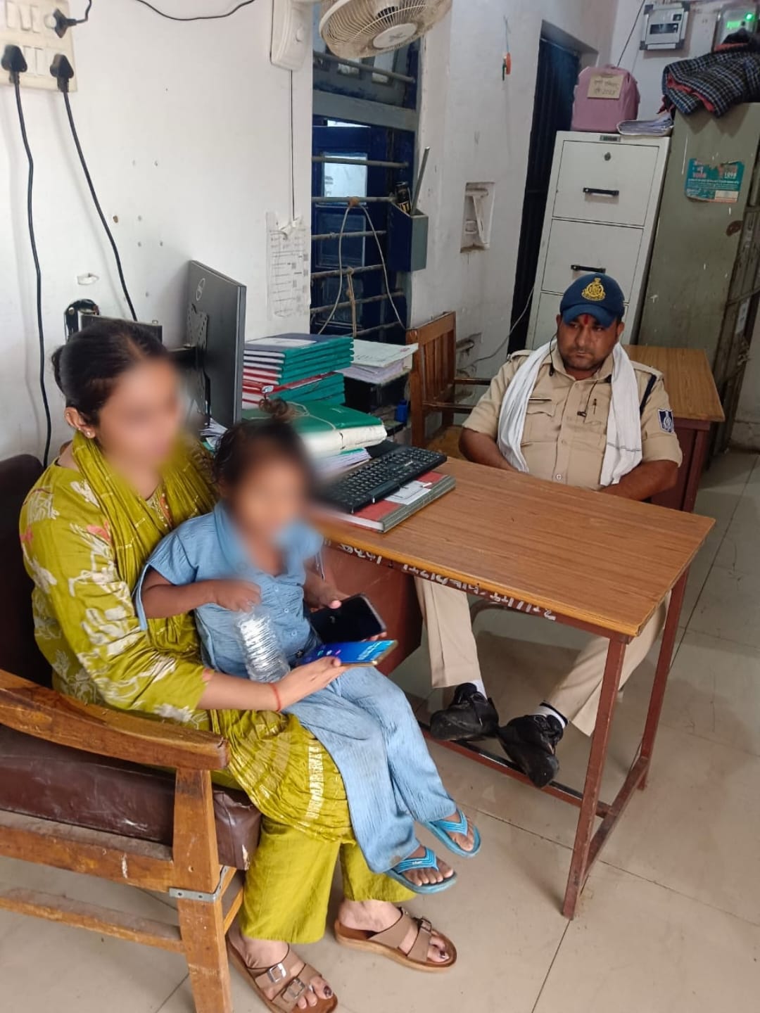 सतना के थाना कोलगवां क्षेत्र में घर का रास्ता भटकी 03 वर्षीय बालिका, डायल-112 जवानों ने परिजन से मिलाया।